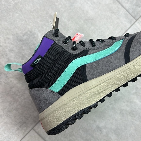 🔆VANS🔆 all weather high top boots, water resistant comfortable supportive. - Picture 7 of 15